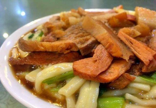 和青旅的一个比我大两岁的小姐姐去吃了张掖著名的孙记炒炮