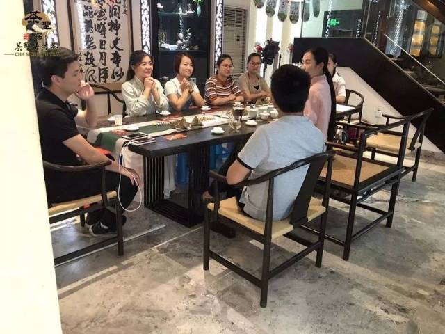 喝茶,让你收获各行各界的茶友, 因为一起品茶闲谈聊人生,茶香成就