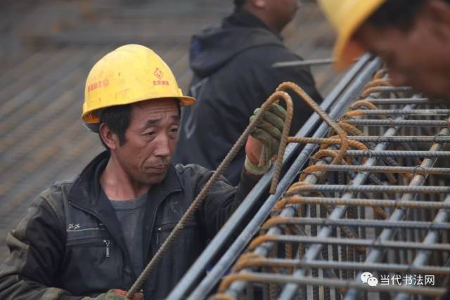 一只手拿着一根钢筋,专注固执有力