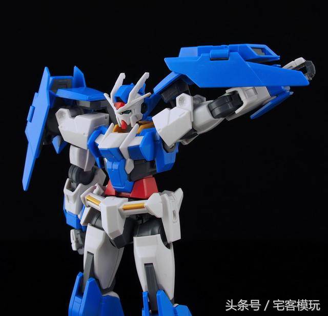 平衡翼可以打开,平衡翼与背包核心部分连接处是球状关节 超级gn剑ii