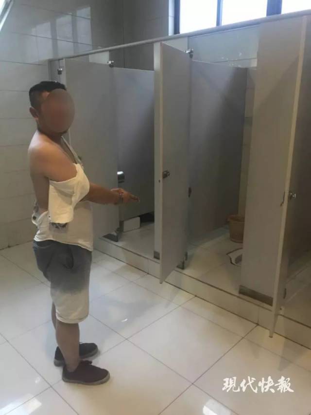 大学期间,有一次在老家的一家饭店吃饭,去厕所的时候看到只有一个蹲位