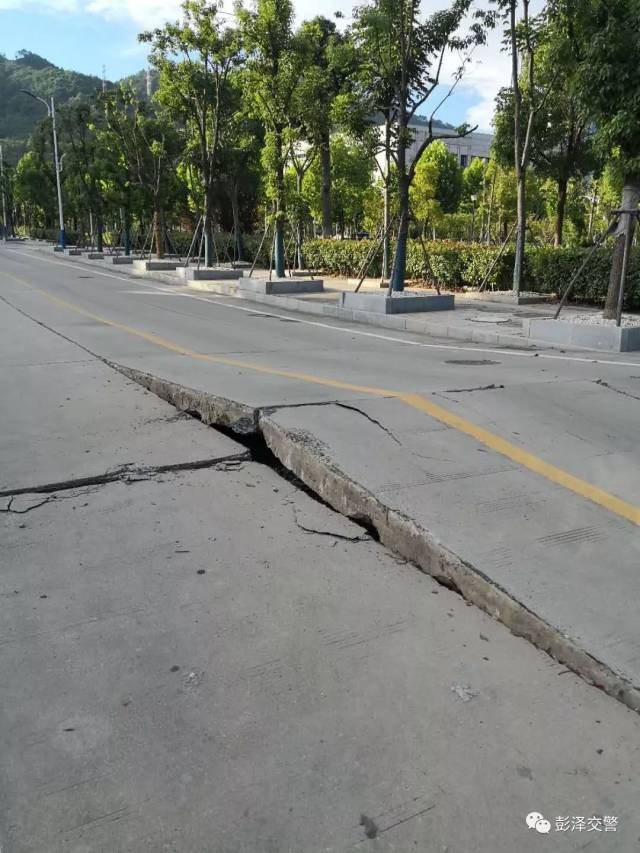 彭泽县山南政府大楼西侧浩山路路面因天气炎热,受热不均匀,路面热胀