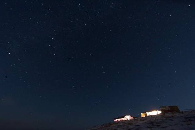 9,夜深时,可以去山间,溪边,撑起帐篷或小坐一会,细数流星划过夜空