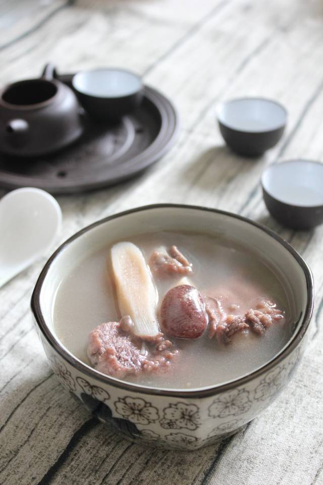 茯苓淮山薏米排骨汤:简简单单一碗汤,清热祛湿健脾益肾!