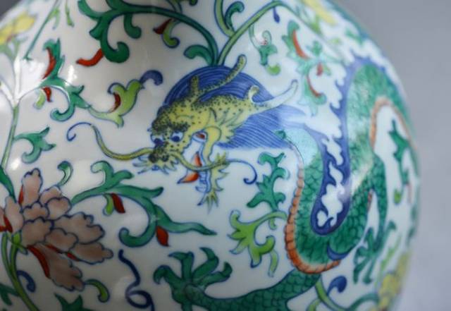 龙凤纹双耳赏瓶:乾隆时期御窑斗彩中的巧夺天工 龙凤纹双耳赏瓶:乾隆时期御窑斗彩中的巧夺天工