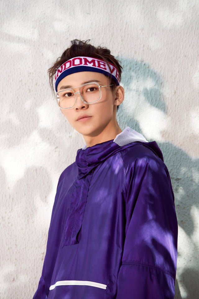 近日,演员刘怡潼最新曝光了一组swag十足的酷酷写真.