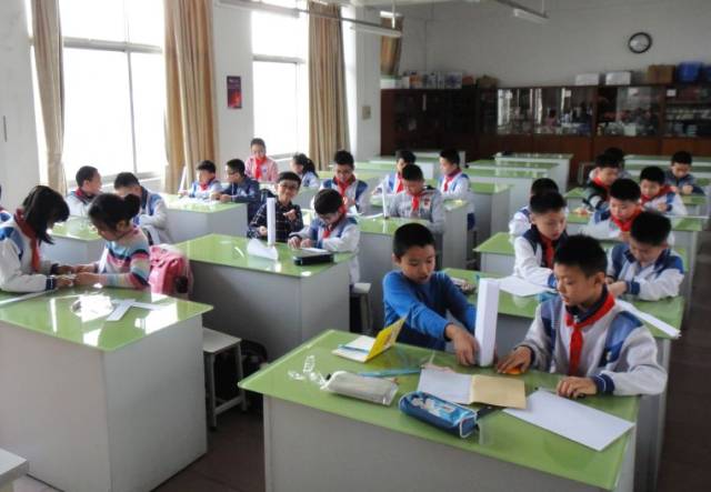 科技小课堂培养学生动手能力