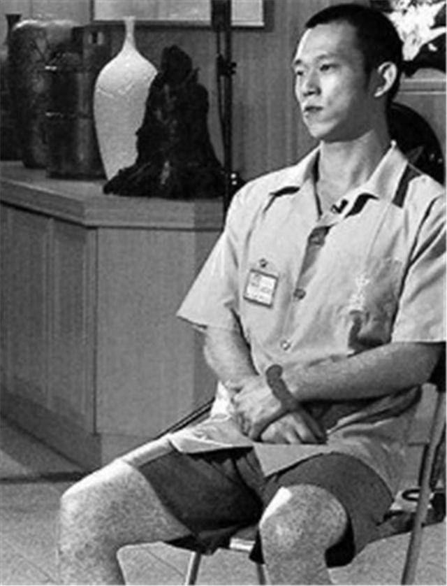 12岁一举成名,28岁锒铛入狱,还戴手铐奔丧,今却成破亿票房导演_手机