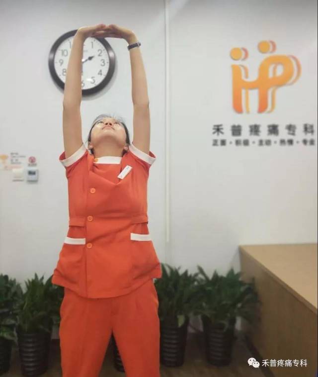撑腰动作,给你撑腰图片,地面躺撑腰示范图_大山谷图库