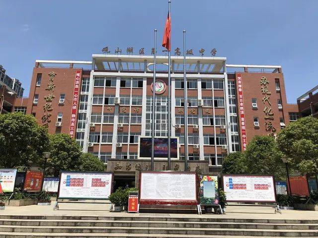 学校位置优异位于观山湖区世纪城小区内,于2012年8月开办,目前有35个