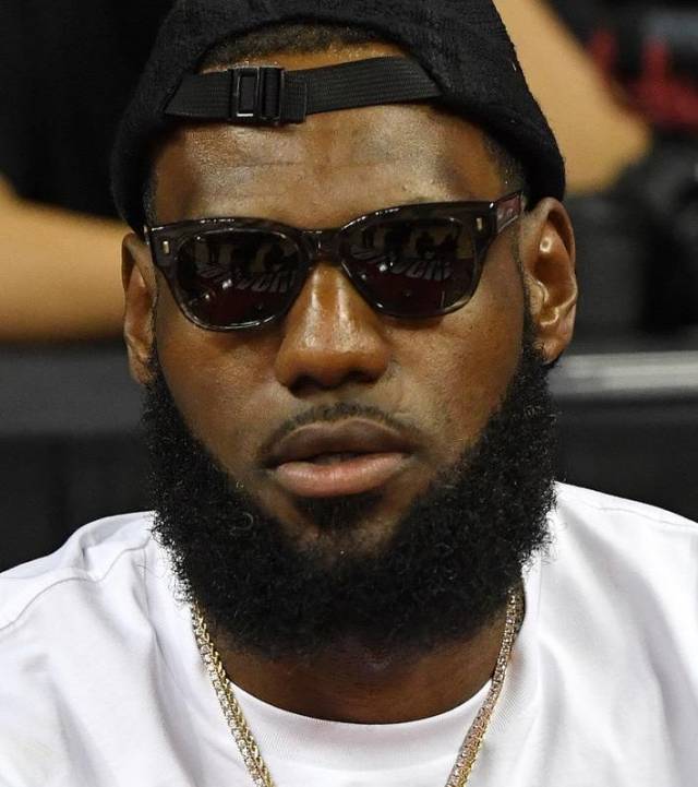 泰伦卢望着詹姆斯满眼都是自己年轻时