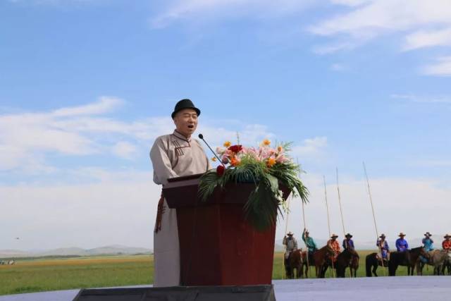 本次开幕式由内蒙古自治区旅游发展委员会郑宜平主任主持开幕式.