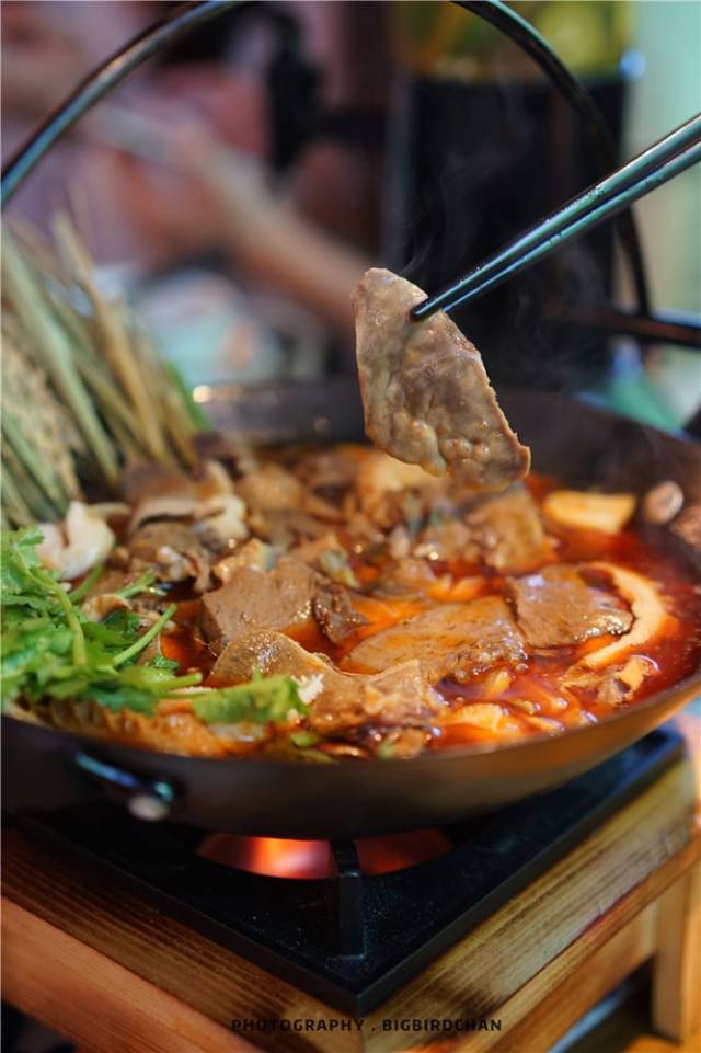 并白灼过的牛杂放进秘制辣汁里上桌,用料很足,开火煮至沸腾就超级入味