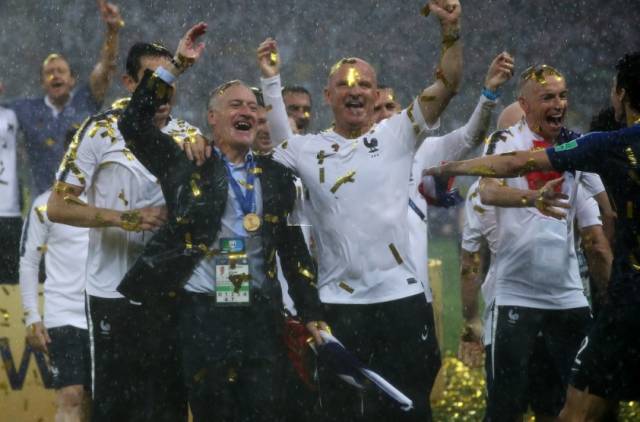 2018世界杯法国队夺冠!雨中捧起大力神杯!这一