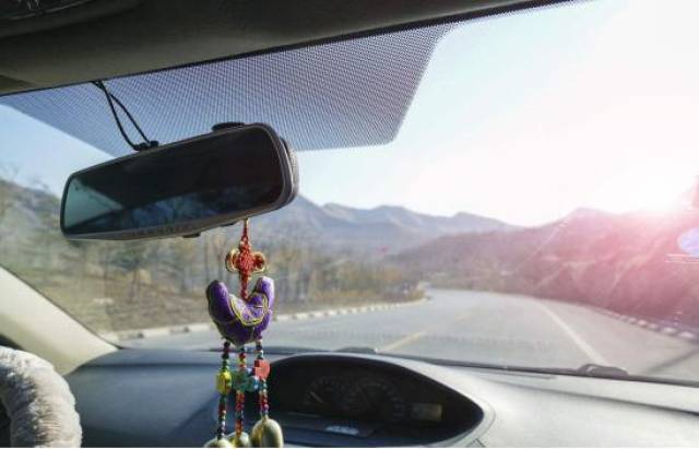 挂坠汽车坐垫这种东西最为常见,上到豪车下到普通代步,都有人装,其实