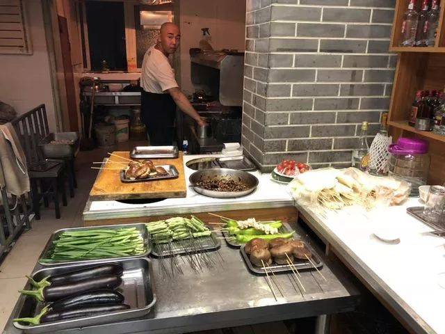 【吃货探店第596期】小烧烤也能有大聚会,说好的大金链子小金表呢?