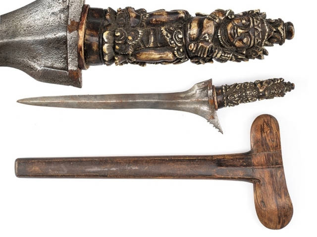 的是剑柄,雕成圣像模样,雕工极为精细,而雕刻的材料是骨头,不是兽骨