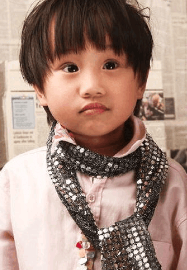 其中一个名叫小小彬的孩子特别引人注意,因为小编曾经看过他的戏,年纪