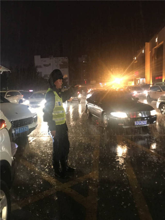 警察风雨兼程图片图片