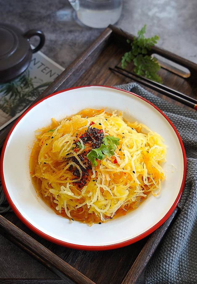 凉拌金丝瓜以前经常看菜市有卖这种金丝瓜,还一直以为是甜瓜,然后婆婆