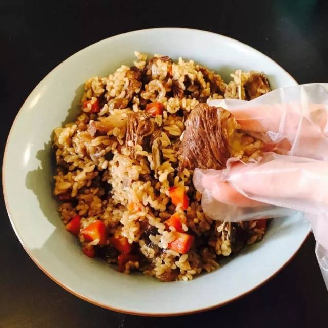 尼泊尔的手抓饭是很重要的主食, 味道很清淡,有点像日常吃的卤肉饭