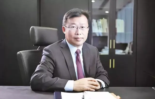 变动三人中的 任鸿鹏,现任中国中铁的副总裁,他就是从中国交建交流