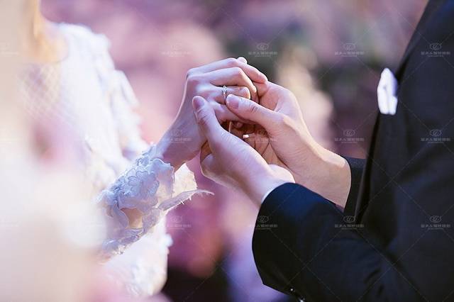 比如十指交扣的双手.