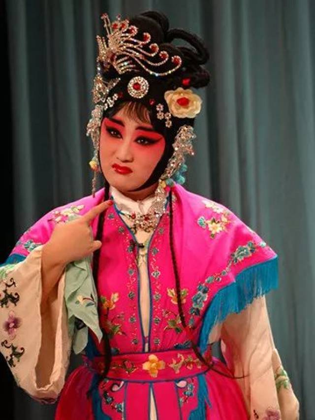 为救仗义打死尚书公子的薛玫庭,冒认薛为相府姑爷,知府胡进