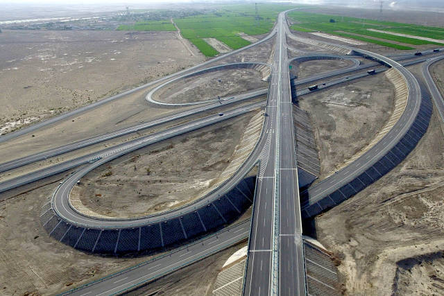 世界上穿越沙漠最长的高速路,也是我国最美的沙漠高速公路!