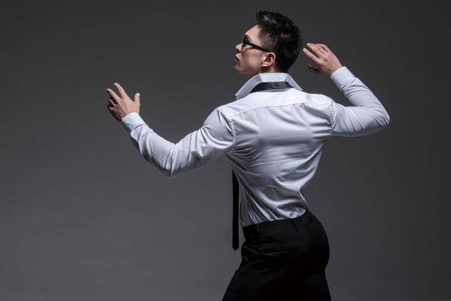 正装系列写真,摄影师把翘臀拍的真是到位啊.妥妥的穿衣显瘦脱衣有肉.