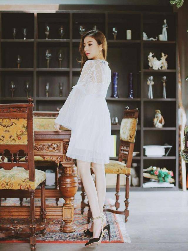 用金钱拯救廉价感,方媛出门喝咖啡,一身行头近十万,还有网红气息吗?