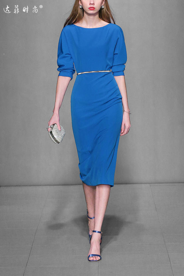 的色彩,大气的版型,叫人不得不爱~别致圆领,衬显小巧脸型,连身袖设计