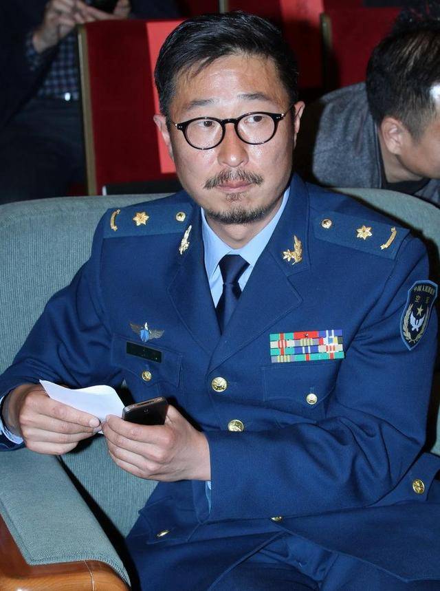 要知道,早在1989年19岁的林永健南下广州加入某军区战士话剧团时,只能