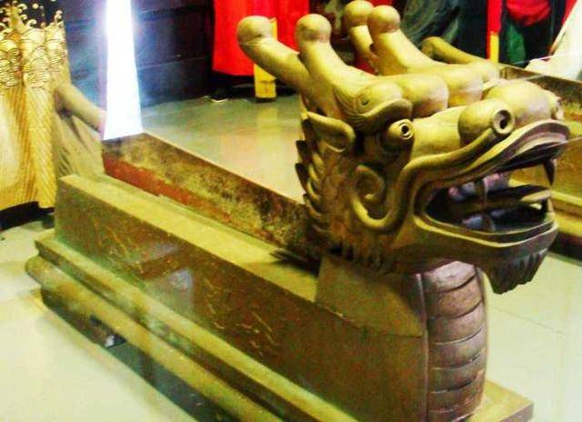 安徽老人自称包拯后裔,拿出龙头铡为证,并称:包公后裔从不爱财