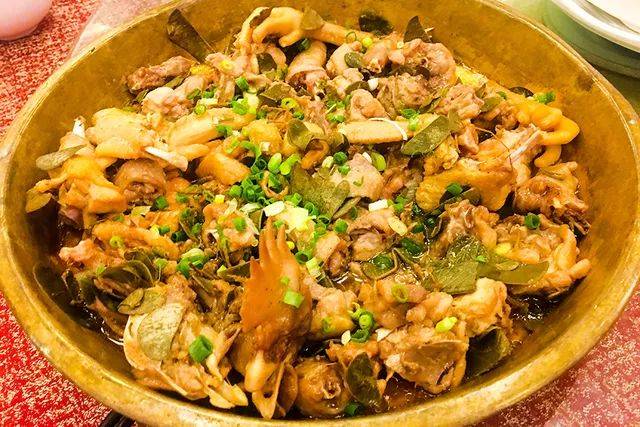 阳山金钱草蒸清农鸡,肉质细嫩却略有嚼头,食之口齿留香