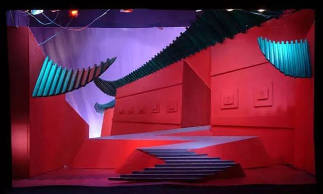 归根结底,舞台布景设计是一项将人带入环境的通感艺术,不仅仅需要建筑