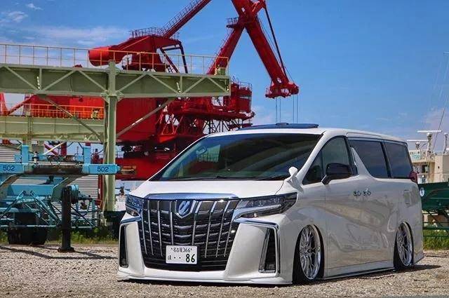 下面这部阿尔法依然是aero版的外观,看来日本车友们挺满意aero版外观