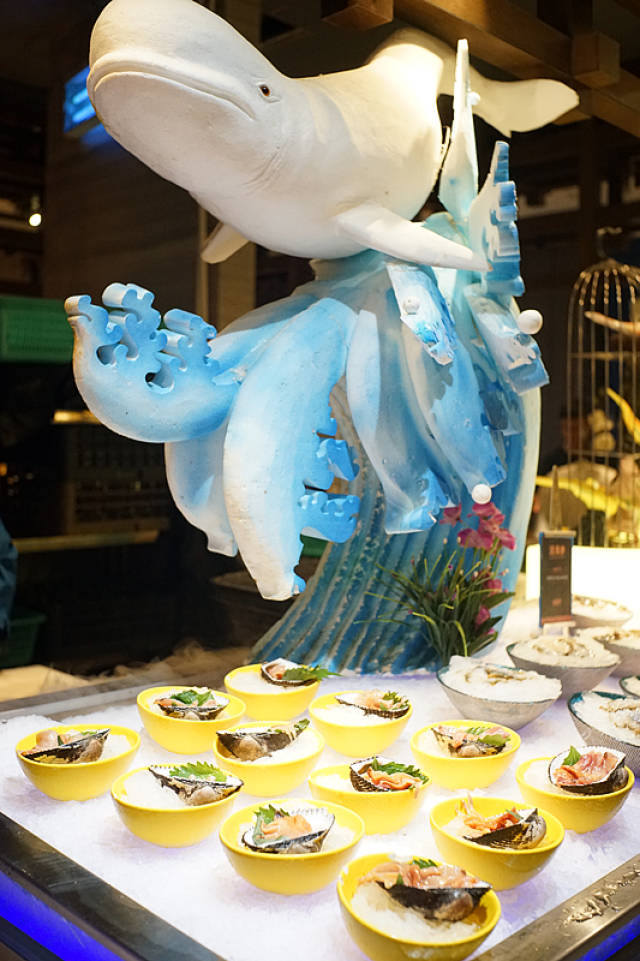 每天未开餐前,大家都能欣赏到 鬼斧神工的冰雕艺术,时刻亮瞎你的