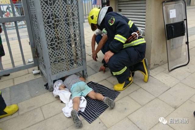 昨天下午,昌吉一男孩被铁门卡住头部,无法动弹.