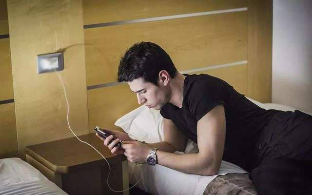 男孩边充电边玩手机胸口被烧焦,使用手机这些事项你真的别大意