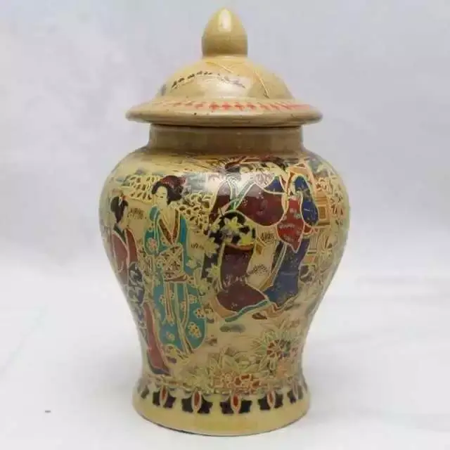 乾隆珐琅彩瓷是清代康,雍,乾三代中最为精美的巅峰, 仕女游园罐是其