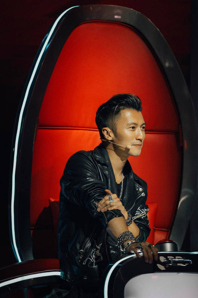 好声音弹完吉他双手奉上说谢谢叛逆的谢霆锋有了男人味