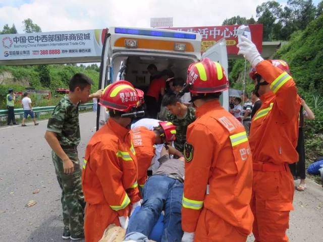 【視頻】巴中一輛載有54名乘客大巴車發生車禍,司機受傷被困