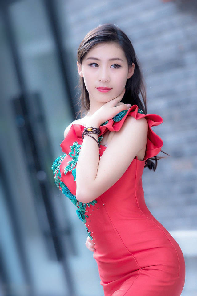 美女攝影:搖曳紅裙,婀娜多姿