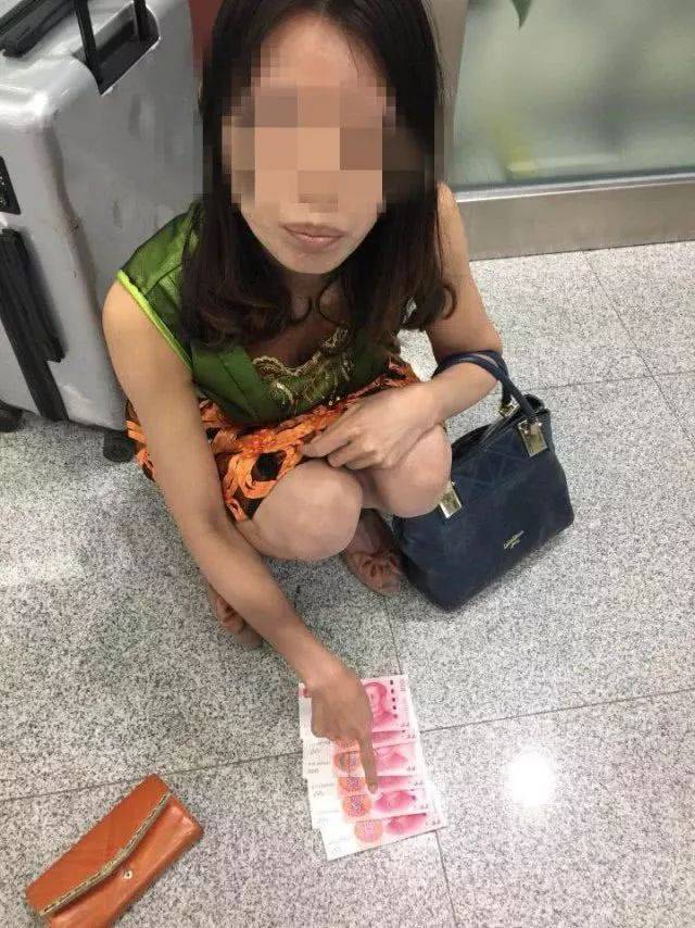 宝安一名女子正蹲着数钱被民警却把她拷了究竟发生了什么