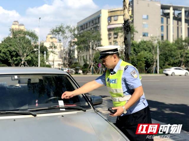 交警对违章车辆抄牌.