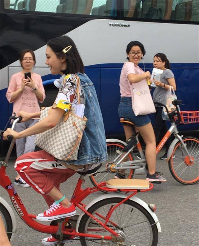 網友偶遇鄭爽校園騎自行車,大讚她真人太漂亮了!