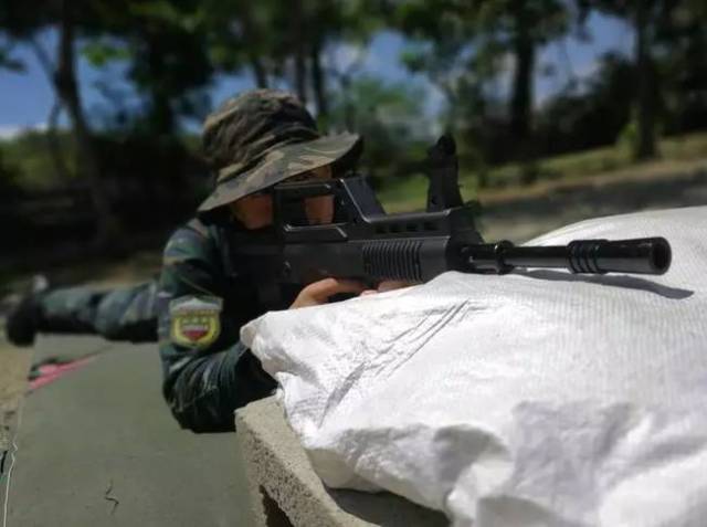 按照卧姿,跪姿和立姿的顺序射击,每种姿势发射10发子弹,在2分钟内完成