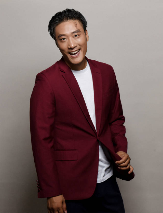 常荻曝最新写真古铜色皮肤展型男魅力