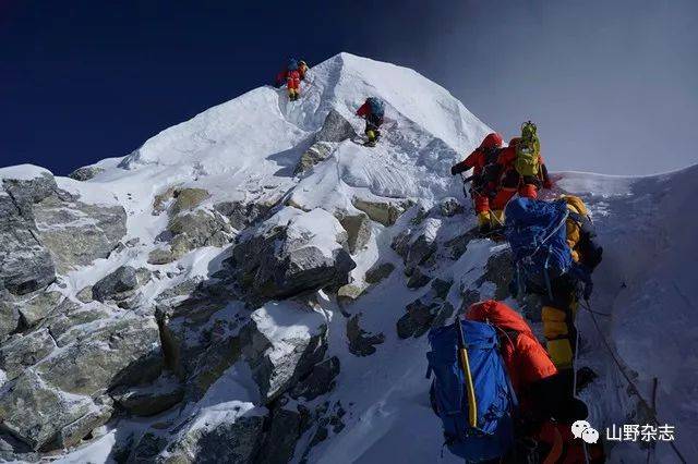 他是首登博格达峰的中国人,20 年后终于站在世界之巅